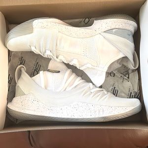 Steph Curry’s white 9.5
